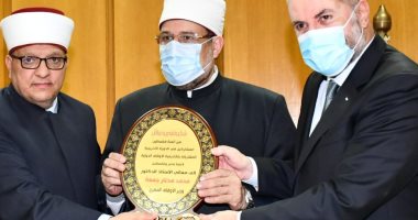 أئمة فلسطين يهدون درع الأوقاف لـ"مختار جمعة" تقديرا لدعم مصر القضية الفلسطينية