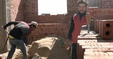 "إيد لوحدها... تعول أسرة".. شاهد حكاية سعيد مبتور الذراع مع العمل فى "الفاعل" لمساعدة أبويه