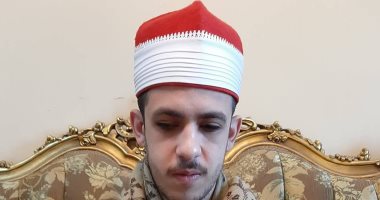 محمد صلاح حجى طالب أزهرى حرمه الله من نور البصر ورزقه جمال الصوت.. فيديو