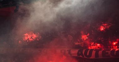 باريس سان جيرمان ضد ريال مدريد.. الجماهير تشعل حديقة الأمراء بالشماريخ "فيديو"
