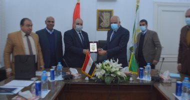 محافظ الجيزة يلتقى أعضاء نقابة الأطباء ويوجه بتعاون الأحياء 