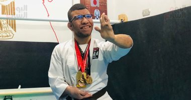 الشاب عادل يتحدى إعاقته الحركية ويحصد المركز الأول ببطولة الجامعات للكاراتيه.. لايف