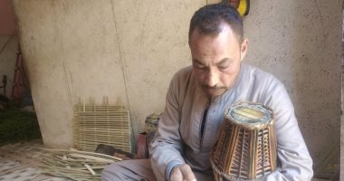 مهارة ودقة فى الصناعة.. من قنا للعالمية شاهد صناعة الكراسى والتحف من جريد النخيل.. "محمد" صانع الجريد يعرض منتجاته بدول أوروبا.. يعمل فى صناعة الكراسى والتحف من جريد النخيل.. والأباجورة الواحدة تصنع فى 7 أيام