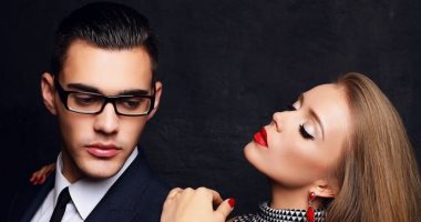 "يا واد يا تقيل".. 5 نصائح لخطف انتباه الرجل الكتوم فى مشاعره