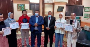 تكريم الحاصلين على الدرجات النهائية بالفصل الأول فى الشهادة الإعدادية بالداخلة