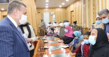 محافظ المنوفية يسلم مساعدات مالية وأغذية وبطاطين لحالات إنسانية