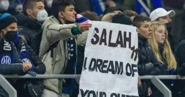 محمد صلاح يهزم أنتر ويهدى قميصه لمشجع نيراتزوري عقب مواجهة الأبطال.. فيديو