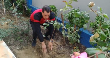 مدير مدرسة حكومية يستقبل طلابه بتجميل ودهانات وعبارات تشجيع بكفر الدوار 