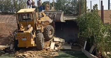 إزالة تعديات على كورنيش حلوان بمنطقة ركن فاروق