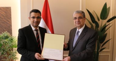 وزير الكهرباء يكرم رئيس المكتب الفنى بالوزارة بعد حصوله على الدكتوراه