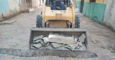 مدينة الأقصر تقضى على المطبات الخرسانية العشوائية فى منطقة نجع الطويل.. صور
