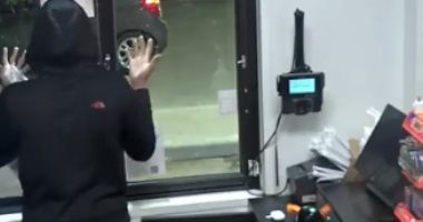 "دخول الحمام مش زى خروجه".. لص محبوس داخل متجر أثناء محاولة سرقته.. فيديو