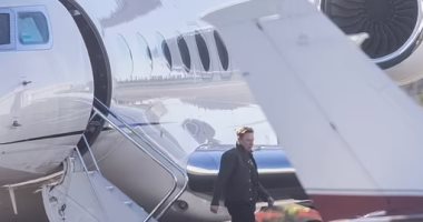 بعد 5 شهور على انفصاله.. إيلون ماسك بصحبة امرأة مجهولة فى طائرته الخاصة "صور"