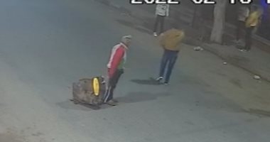 "خرج يأكل عيش بالحلال".. شباب يعتدون بالضرب والتنمر على مسن بالغربية