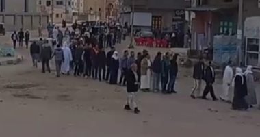 توافد المعزين بالبرلس لتقديم العزاء فى شهداء الصيادين عقب أداء صلاة الغائب