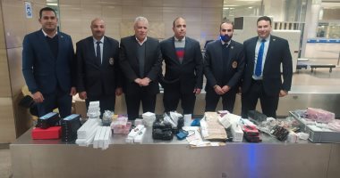 ضبط  راكب بمطار القاهرة حاول تهريب شيش إلكترونية ومستحضرات تجميل