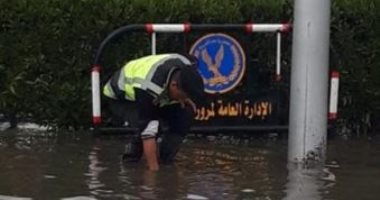 الأمن الإنساني.. الشرطة تساعد المواطنين بالشوارع لمواجهة الطقس السيئ.. سحب مياه الأمطار وتقديم يد العون لكبار السن.. نشر سيارات الإغاثة والدفع الرباعى لمساعدة السائقين.. وأوناش لرفع المعوقات المرورية.. صور