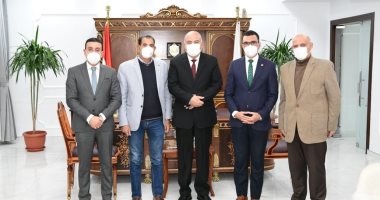 محافظ قنا يبحث إطلاق مبادرة "لمصر" لتوفير الخدمات الطبية المجانية لطلاب المدارس