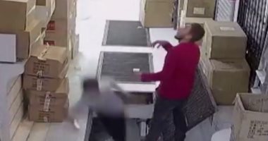 لحظة سقوط شاب فى حفرة داخل متجر للتسوق أثناء انشغاله بالهاتف.. فيديو