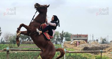 راقصة الخيل فى الدقهلية.. قصة فتاة عشقت الأحصنة منذ طفولتها فاحترفت الفروسية.. "هنا أشرف" أجادت ترويض الخيول فى الـ13 من عمرها.. وعلى نغمات الطبل والمزمار البلدى تحيى الأفراح الشعبية بالمحافظات.. فيديو وصور