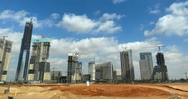 العاصمة الإدارية تتزين بمعالم الحداثة.. "الإسكان" تبدأ الاستلام الابتدائى لأول 4 أبراج إدارية بمنطقة الأعمال المركزية.. مجمل الأعمال 20 برجا ما بين إدارى وتجارى.. وأطول برج إدارى طوله 170 مترا.. صور