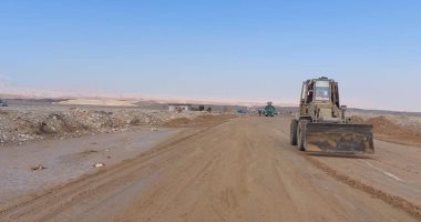 سقوط مياه الأمطار المجمعة بالأودية الجبلية بطريق غارب وسط متابعة لمجلس المدينة