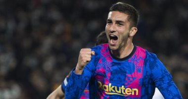 راعى برشلونة يحقق فى واقعة قميص توريس ضد نابولى بالدورى الأوروبى 