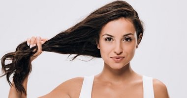 وصفات طبيعية لعلاج مشاكل الشعر الشائعة.. من التساقط للتجعيد