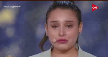 متسابقة تبكي أمام لجنة تحكيم برنامج الدوم أثناء تقديمها عرضاً تمثيلياً