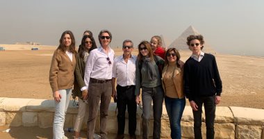 الرئيس الفرنسي السابق ساركوزي وأسرته يزورون الأهرامات (صور)