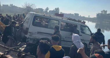 انتشال الجثة الرابعة بحادث انقلاب ميكروباص فى بحر شبين والبحث عن الخامسة..صور