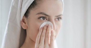 6 حلول للتخلص من انتفاخ العيون.. الكمادات والنظام الغذائي الأبرز