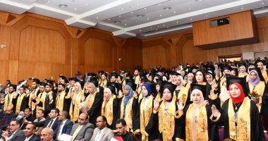 محافظ أسوان يشهد تخريج الدفعة السابعة لطلاب كلية الطب