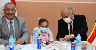 محافظ قنا يشارك الأطفال بدور الرعاية حفل غداء لتوثيق قيم الترابط.. صور