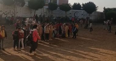 بدء توافد الطلاب على مدارس المنوفية بعد عودتهم للدراسة بالترم الثانى
