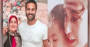 كريم فهمى يستعيد ذكريات الطفولة بصورة قديمة مع والدته