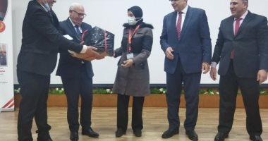 وزير القوى العاملة يسلم ماكينات خياطة وشهادات تدريب للمتدربات فى بورسعيد.. لايف