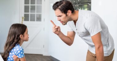 5 إشارات لغة جسد ممنوع استخدامها مع طفلك.. "ما تبصلوش من فوق النظارة"