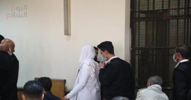 الحزن يسيطر على حنين حسام خلال محاكمتها بالاتجار في البشر.. صور