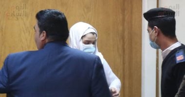 مصحف ومصلية وسبحة.. هدية والد حنين حسام لابنته خلف القضبان بعد تأجيل الجلسة