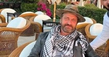 رواد السوشيال ميديا يتداولون صورة للممثل جيرارد بتلر فى أسوان    