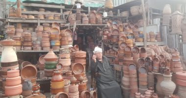 حكاية عم حربى.. 50 عاما فى بيع الفخار والخزف اليدوى بالبحيرة.. لايف 