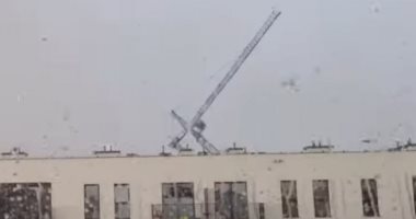 شاهد.. لحظة انهيار رافعة فى بولندا ومقتل عمال بسبب العاصفة "يونيس"