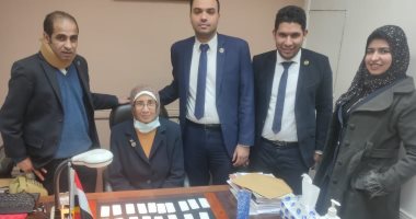 جمارك مطار القاهرة تضبط محاولة تهريب عدد من الأقراص المخدرة داخل علب الشيكولاتة.. صور 