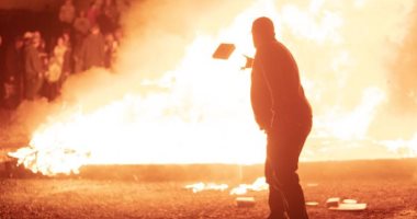 القصة الكاملة لحرق "أصل الأنواع" وروايات هارى بوتر وtwilight.. قس أمريكى: باسم المسيح سنحارب "تأثيرات الشيطان".. إدارة تعليمية تحظر رواية "الفأر".. وكاتبة بريطانية: طالبونى بحذف كلمة "اللعنة".. صور