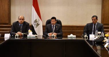 وزير الرياضة يبحث ترتيبات مباراة مصر والسنغال مع الجهات المعنية