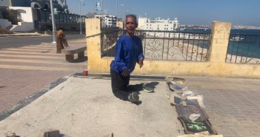حفيد الفراعنة يبيع أوراق البردى بالغردقة.. "هانى" مكافح على "كرسى متحرك".. لايف