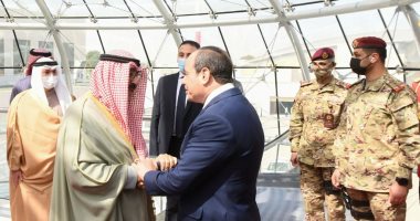 ولى عهد الكويت يستقبل الرئيس السيسى بالمطار .. صور 