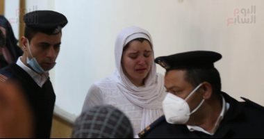 فتاة "تيك توك" تصل للمحطة الأخيرة بعد 26 يوما.. الحكم على حنين حسام بقضية الاتجار بالبشر 18 أبريل.. المتهمة أثناء جلسة محاكمتها تصرخ: "عايزة أموت علشان أرتاح".. وهذه تفاصيل ليلتها الأولى بعد حجز القضية للحكم