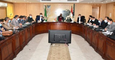 محافظ الفيوم يناقش مع رؤساء المدن ومسئولى القطاعات خطة مواجهة السيول